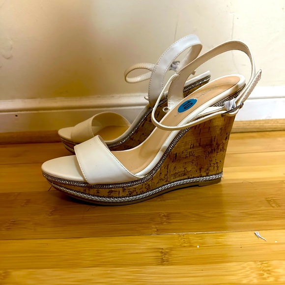 New - Bella Vita Wedge Heels Shoes in white & silver /cork/twine trim - Size 10 - Picture 3 of 4
